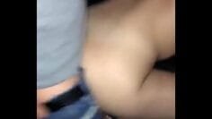 Dogging com novinha – corno leva esposa pro dotado comer no carro gozar na boca dela e depois ela beija o marido[completo Red]