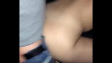 Dogging com novinha – corno leva esposa pro dotado comer no carro gozar na boca dela e depois ela beija o marido[completo Red]